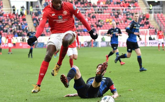 Am Boden: Für Christian Strohdiek gab es mit dem SC Paderborn auch in Mainz nichts zu holen. Foto: Torsten Silz/dpa
