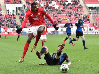 Am Boden: Für Christian Strohdiek gab es mit dem SC Paderborn auch in Mainz nichts zu holen. Foto: Torsten Silz/dpa Am Boden: Für Christian Strohdiek gab es mit dem SC Paderborn auch in Mainz nichts zu holen. Foto: Torsten Silz/dpa