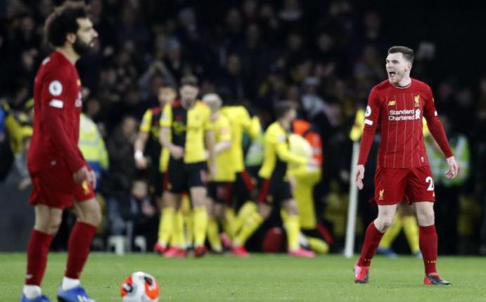 Mohamed Salah (l) und Andrew Robertson vom FC Liverpool zeigen nach dem 0:3 gegen den FC Watford Nerven. Foto: Alastair Grant/AP/dpa