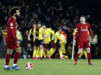 Mohamed Salah (l) und Andrew Robertson vom FC Liverpool zeigen nach dem 0:3 gegen den FC Watford Nerven. Foto: Alastair Grant/AP/dpa Mohamed Salah (l) und Andrew Robertson vom FC Liverpool zeigen nach dem 0:3 gegen den FC Watford Nerven. Foto: Alastair Grant/AP/dpa