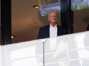 Lässt sich nicht aus dem Stadion vertreiben: 1899-Mäzen Dietmar Hopp steht auf der Tribüne. Foto: Tom Weller/dpa Lässt sich nicht aus dem Stadion vertreiben: 1899-Mäzen Dietmar Hopp steht auf der Tribüne. Foto: Tom Weller/dpa