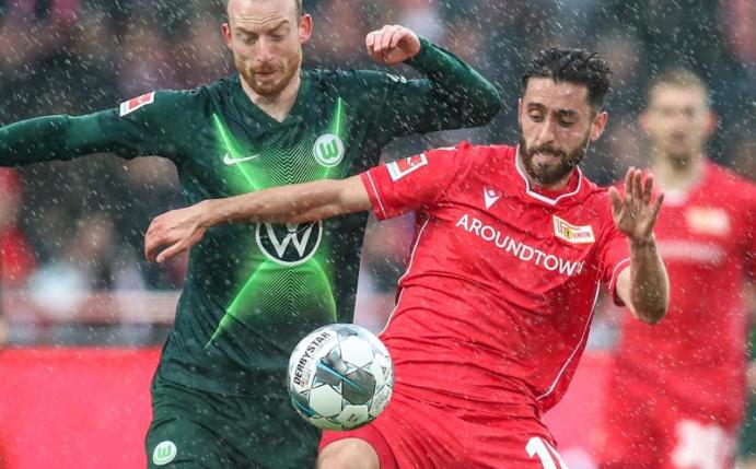 Wolfsburgs Maximilian Arnold (l) kämpft mit Unions Yunus Malli um den Ball. Foto: Andreas Gora/dpa