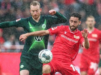 Wolfsburgs Maximilian Arnold (l) kämpft mit Unions Yunus Malli um den Ball. Foto: Andreas Gora/dpa Wolfsburgs Maximilian Arnold (l) kämpft mit Unions Yunus Malli um den Ball. Foto: Andreas Gora/dpa