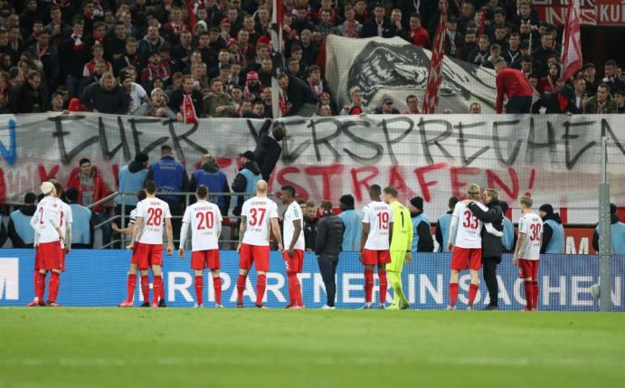 Auch beim Spiel in Köln wurden Schmähplakate gezeigt
