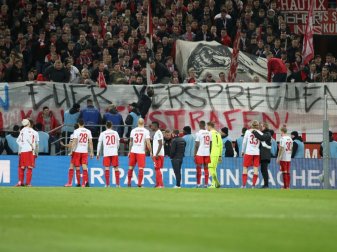 Auch beim Spiel in Köln wurden Schmähplakate gezeigt Auch beim Spiel in Köln wurden Schmähplakate gezeigt