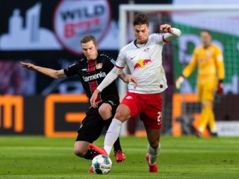 Leverkusens Sven Bender (l) geht gegen Leipzigs Patrik Schick von hinten in den Zweikampf. Foto: Robert Michael/dpa-Zentralbild/dpa Leverkusens Sven Bender (l) geht gegen Leipzigs Patrik Schick von hinten in den Zweikampf. Foto: Robert Michael/dpa-Zentralbild/dpa