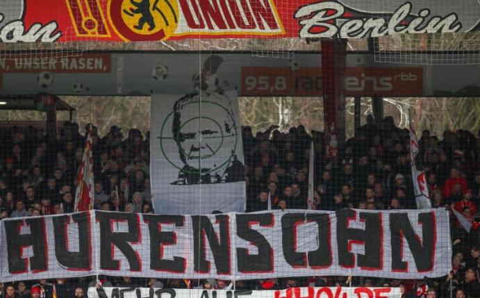 Sorgten in vielen Stadien für unschöne Begleiterscheinungen: Hass-Plakate gegen Hoffenheim-Mäzen Dietmar Hopp. Foto: Andreas Gora/dpa