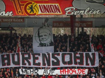 Sorgten in vielen Stadien für unschöne Begleiterscheinungen: Hass-Plakate gegen Hoffenheim-Mäzen Dietmar Hopp. Foto: Andreas Gora/dpa Sorgten in vielen Stadien für unschöne Begleiterscheinungen: Hass-Plakate gegen Hoffenheim-Mäzen Dietmar Hopp. Foto: Andreas Gora/dpa