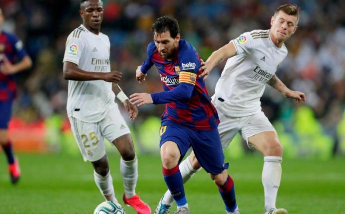 Überzeugte beim Real-Sieg gegen Barça: Toni Kroos (r). Foto: Manu Fernandez/AP/dpa