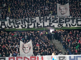 Hannovers Fans zeigen ein Banner. Foto: Peter Steffen/dpa