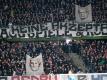 Hannovers Fans zeigen ein Banner. Foto: Peter Steffen/dpa