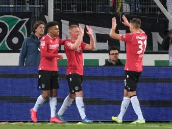 Hannovers Philipp Ochs (M) bejubelt sein Tor zum 2:1 gegen Holstein Kiel mit Linton Maina und Waldemar Anton (r). Foto: Peter Steffen/dpa Hannovers Philipp Ochs (M) bejubelt sein Tor zum 2:1 gegen Holstein Kiel mit Linton Maina und Waldemar Anton (r). Foto: Peter Steffen/dpa