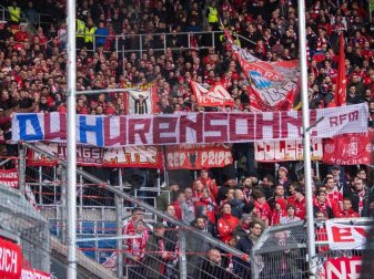 Mit ihren Plakaten sorgten Bayern-Fans fast für einen Spielabbruch beim Gastspiel bei Hoffenheim. Foto: Tom Weller/dpa