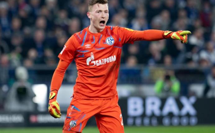 Rückt für Stammkeeper Nübel ins Schalker Tor: Keeper Markus Schubert gestikuliert. Foto: Bernd Thissen/dpa