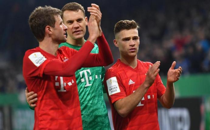 Thomas Müller, Manuel Neuer und Joshua Kimmich feiern den Bayern-Sieg auf Schalke. Foto: Bernd Thissen/dpa