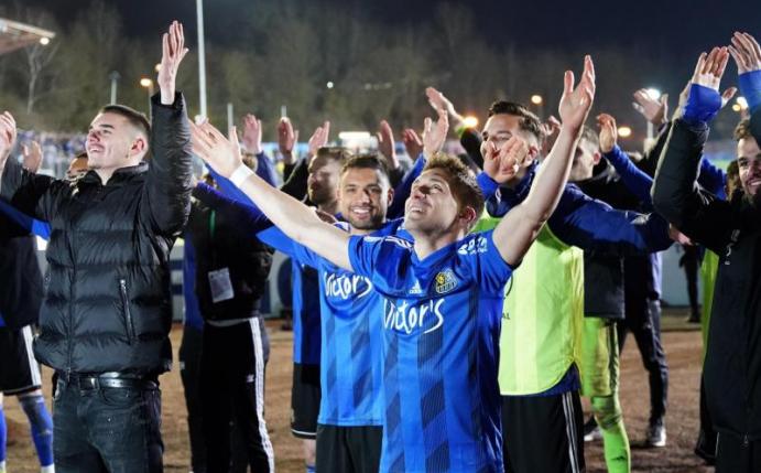Die Spieler des 1. FC Saarbrücken feiern den sensationellen Halbfinal-Einzug im DFB-Pokal. Foto: Thomas Frey/dpa
