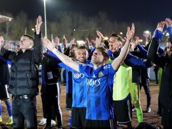 Die Spieler des 1. FC Saarbrücken feiern den sensationellen Halbfinal-Einzug im DFB-Pokal. Foto: Thomas Frey/dpa Die Spieler des 1. FC Saarbrücken feiern den sensationellen Halbfinal-Einzug im DFB-Pokal. Foto: Thomas Frey/dpa