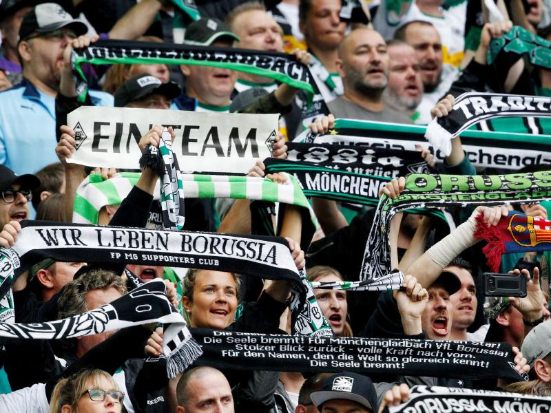 Die Gladbacher Fans dürfen sich auf das Spiel gegen Borussia Dortmund freuen. Foto: Roland Weihrauch/dpa