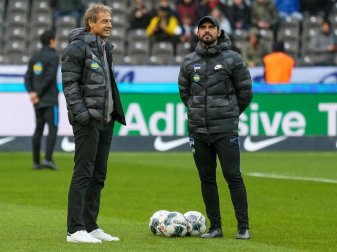 Alexander Nouri (r) war unter Chefcoach Jürgen Klinsmann Co-Trainer bei Hertha BSC. Foto: Andreas Gora/dpa Alexander Nouri (r) war unter Chefcoach Jürgen Klinsmann Co-Trainer bei Hertha BSC. Foto: Andreas Gora/dpa