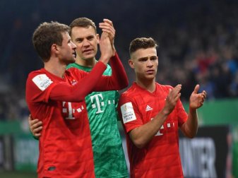 Thomas Müller, Manuel Neuer und Joshua Kimmich feiern den Bayern-Sieg auf Schalke. Foto: Bernd Thissen/dpa Thomas Müller, Manuel Neuer und Joshua Kimmich feiern den Bayern-Sieg auf Schalke. Foto: Bernd Thissen/dpa