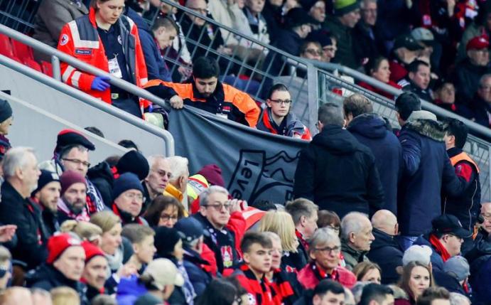 Sanitäter kümmern sich in der BayArena um eine Person auf der Tribüne. Foto: Rolf Vennenbernd/dpa