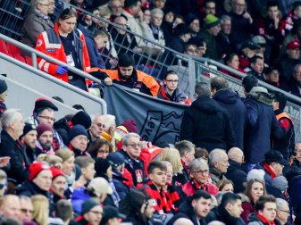 Sanitäter kümmern sich in der BayArena um eine Person auf der Tribüne. Foto: Rolf Vennenbernd/dpa Sanitäter kümmern sich in der BayArena um eine Person auf der Tribüne. Foto: Rolf Vennenbernd/dpa