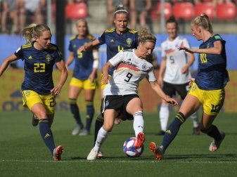 Die DFB-Frauen gewinnen zum Auftakt gegen Schweden 1:0 Die DFB-Frauen gewinnen zum Auftakt gegen Schweden 1:0
