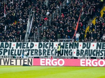 Banner mit der Aufschrift «Adi, meld dich wenn du ne Spielunterbrechung brauchst» sind vor dem Spiel im Stadion zu sehen. Foto: Uwe Anspach/dpa Banner mit der Aufschrift «Adi, meld dich wenn du ne Spielunterbrechung brauchst» sind vor dem Spiel im Stadion zu sehen. Foto: Uwe Anspach/dpa