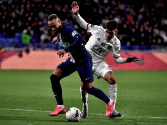 Neymar (l) von Paris Saint-Germain kämpft um den Ball. Foto: Jeff Pachoud/AFP/dpa Neymar (l) von Paris Saint-Germain kämpft um den Ball. Foto: Jeff Pachoud/AFP/dpa