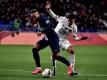 Neymar (l) von Paris Saint-Germain kämpft um den Ball. Foto: Jeff Pachoud/AFP/dpa