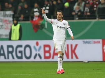 Umstrittenes Foulspiel gegen Ömer Toprak: Filip Kostic Umstrittenes Foulspiel gegen Ömer Toprak: Filip Kostic