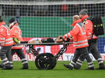 Sanitäter tragen Ömer Toprak nach einer Verletzung vom Spielfeld. Foto: Arne Dedert/dpa