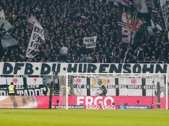 Auch beim DFB-Pokalspiel in Frankfurt zeigten die Fans ihren Protest. Foto: Uwe Anspach/dpa Auch beim DFB-Pokalspiel in Frankfurt zeigten die Fans ihren Protest. Foto: Uwe Anspach/dpa