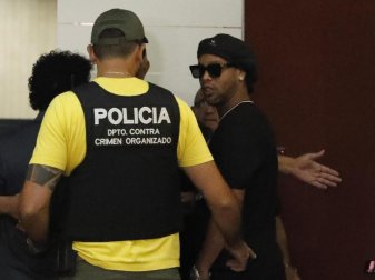 Wurde mit einem falschen Pass erwischt: Ex-Weltmeister Ronaldinho (r). Foto: Jorge Saenz/AP/dpa Wurde mit einem falschen Pass erwischt: Ex-Weltmeister Ronaldinho (r). Foto: Jorge Saenz/AP/dpa