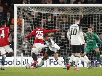 Uniteds Odion Ighalo (2.v.l) sorgte mit seinem Tor zum 2:0 für die Vorentscheidung bei Derby County. Foto: Martin Rickett/PA Wire/dpa Uniteds Odion Ighalo (2.v.l) sorgte mit seinem Tor zum 2:0 für die Vorentscheidung bei Derby County. Foto: Martin Rickett/PA Wire/dpa