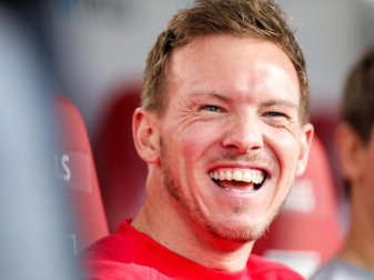 Leipzigs Trainer Julian Nagelsmann ist oft mit dem Skateboard unterwegs. Foto: Jan Woitas/dpa-Zentralbild/dpa Leipzigs Trainer Julian Nagelsmann ist oft mit dem Skateboard unterwegs. Foto: Jan Woitas/dpa-Zentralbild/dpa