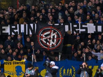 Fans protestierten während des Pokalspiels des 1. FC Saarbrücken gegen Fortuna Düsseldorf gegen den DFB. Foto: Oliver Dietze/dpa