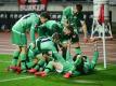 Die Hannover Spieler feiern den 2:0-Treffer von Linton Maina (verdeckt). Foto: Nicolas Armer/dpa