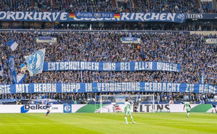 Die Schalke-Fans sorgen auch im Spiel gegen Hoffenheim mit ihren Plakaten für Aufsehen. Foto: David Inderlied/dpa