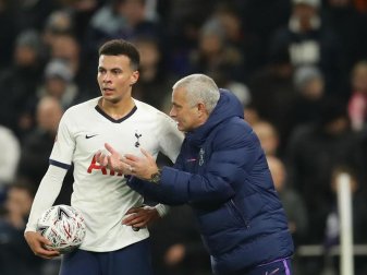 Dele Alli (l) rettete José Mourinho mit Tottenham Hotspur einen Punkt in Burnley. Foto: David Klein/CSM via ZUMA Wire/dpa Dele Alli (l) rettete José Mourinho mit Tottenham Hotspur einen Punkt in Burnley. Foto: David Klein/CSM via ZUMA Wire/dpa
