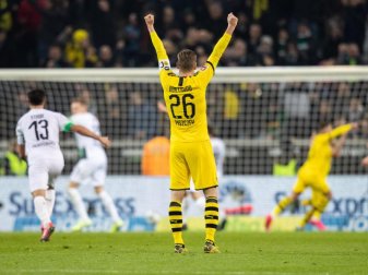 Dortmunds Lukasz Piszczek bejubelt den 2:1-Sieg bei Borussia Mönchengladbach. Foto: Marcel Kusch/dpa Dortmunds Lukasz Piszczek bejubelt den 2:1-Sieg bei Borussia Mönchengladbach. Foto: Marcel Kusch/dpa