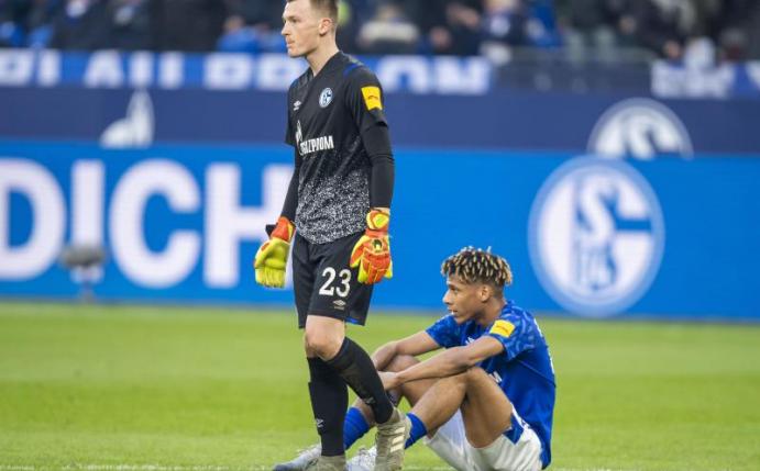 Die Schalker Markus Schubert (l) und Jean-Clair Todibo sind nach dem 1:1 gegen Hoffenheim enttäuscht. Foto: David Inderlied/dpa