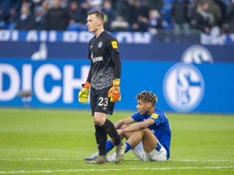 Die Schalker Markus Schubert (l) und Jean-Clair Todibo sind nach dem 1:1 gegen Hoffenheim enttäuscht. Foto: David Inderlied/dpa Die Schalker Markus Schubert (l) und Jean-Clair Todibo sind nach dem 1:1 gegen Hoffenheim enttäuscht. Foto: David Inderlied/dpa