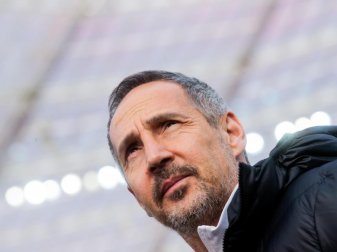 Der Frankfurter Coach Adi Hütter muss seine Spieler nach dem 0:4 wieder aufbauen. Foto: Rolf Vennenbernd/dpa Der Frankfurter Coach Adi Hütter muss seine Spieler nach dem 0:4 wieder aufbauen. Foto: Rolf Vennenbernd/dpa