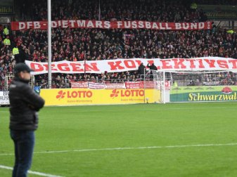 Freiburger Fans halten Banner mit der Aufschrift «DFB - Dietmars Fussball Bund gegen Kollektivstrafen» in die Höhe. Foto: Patrick Seeger/dpa Freiburger Fans halten Banner mit der Aufschrift «DFB - Dietmars Fussball Bund gegen Kollektivstrafen» in die Höhe. Foto: Patrick Seeger/dpa