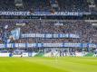 Schalker Fans zeigen ein Banner mit der Aufschrift «Wir entschuldigen uns bei allen Huren, sie mit Herrn Hopp in Verbindung gebracht zu haben.». Foto: David Inderlied/dpa