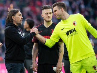 Augsburgs Trainer Martin Schmidt gratuliert Torwart Andreas Luthe zu einer starken Leistung. Foto: Sven Hoppe/dpa Augsburgs Trainer Martin Schmidt gratuliert Torwart Andreas Luthe zu einer starken Leistung. Foto: Sven Hoppe/dpa