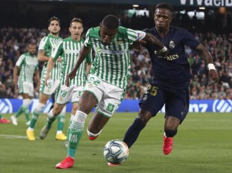 Betis Sevillas Emerson (l) setzt sich gegen Vinicius Junior von Real Madrid durch. Foto: Miguel Morenatti/AP/dpa Betis Sevillas Emerson (l) setzt sich gegen Vinicius Junior von Real Madrid durch. Foto: Miguel Morenatti/AP/dpa
