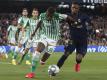 Betis Sevillas Emerson (l) setzt sich gegen Vinicius Junior von Real Madrid durch. Foto: Miguel Morenatti/AP/dpa