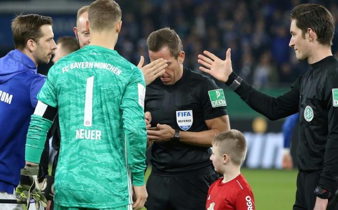 Fußballer verzichten aufs Händeschütteln vorm Anstoss